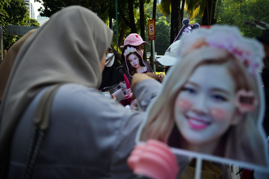 Sejumlah kipas bergambar para personel Blackpink dijual di sekitaran Stadion Utama Gelora Bung Karno (GBK), Jakarta, Sabtu (11/3/2023). Orang rela mengeluarkan uang untuk menonton konser artis yang diidolakan.