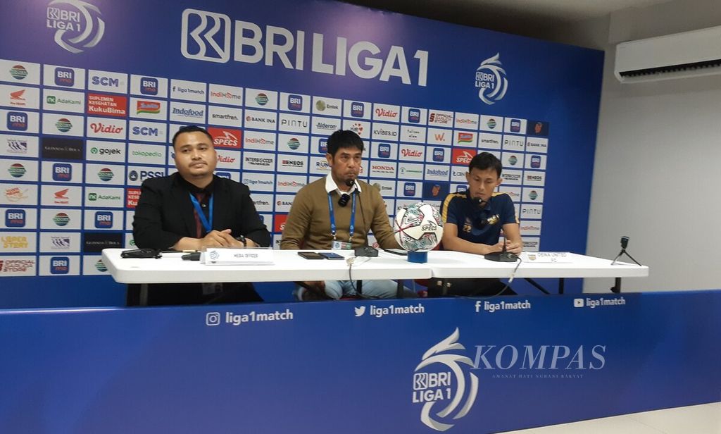 Pelatih Dewa United Nilmaizar (tengah) bersama pemain Dewa United, Dias Angga Putra (kanan), dalam jumpa pers seusai pertandingan Bali United kontra Dewa United di Stadion Kapten I Wayan Dipta, Gianyar, Sabtu (10/9/2022). 