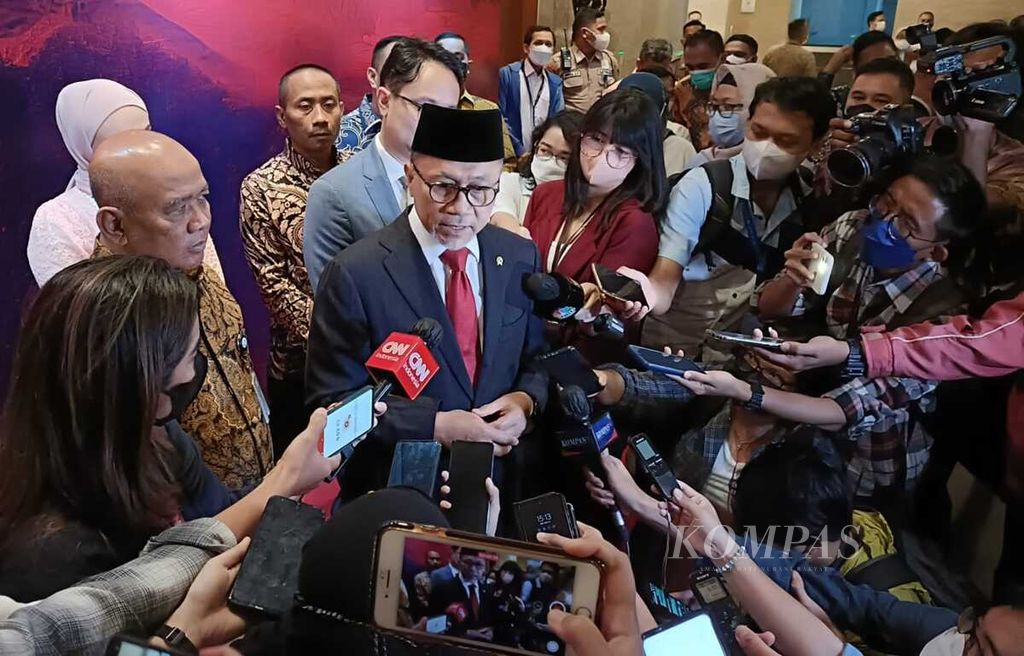 Menteri Perdagangan Zulkifli Hasan memberikan ketarangan pers seusai serah terima jabatan dengan Muhammad Lutfi di Kantor Kementerian Perdagangan, Rabu (15/6/2022) sore.