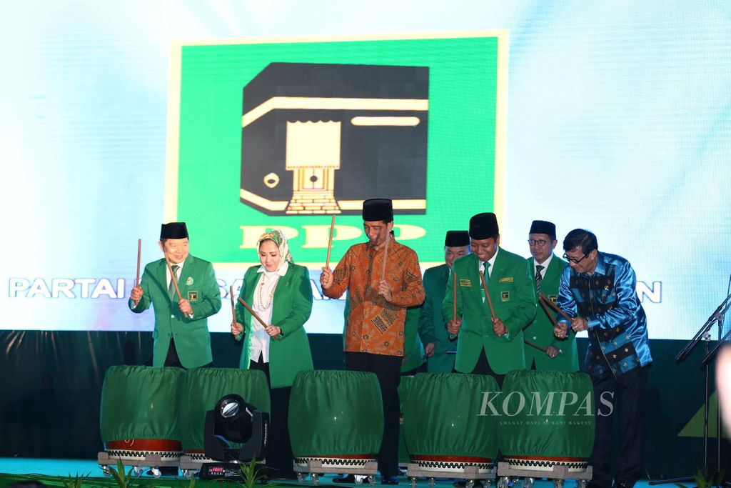 Presiden Joko Widodo (tengah) didampingi oleh (dari kiri ke kanan) Wakil Ketua Umum Partai Persatuan Pembangunan (PPP) Suharso Monoarfa, Ketua DPP PPP Wardatul Asriah, Sekjen PPP Muhammad Romahurmuziy dan Menteri Hukum dan HAM Yasonna H Laoly serta di bagian belakang Wakil Ketua Umum PPP Emron Pangkapi dan Wakil Ketua Umum Lukman Hakim Saifuddin memukul bedug saat membuka Muktamar VIII PPP di Asrama Haji Pondok Gede, Jakarta, Jumat (8/4/2016).