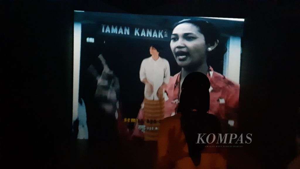 Pengunjung menikmati karya Syaura Qotrunadha berjudul Alterasi Kisah Sang Pengelana, Kamis (28/11/2024). Karya ini ditampilkan di dalam pameran pemenang dan finalis Basoeki Abdullah Art Award di Galeri Nasional Indonesia, Jakarta, 22 November hingga 8 Desember 2024.