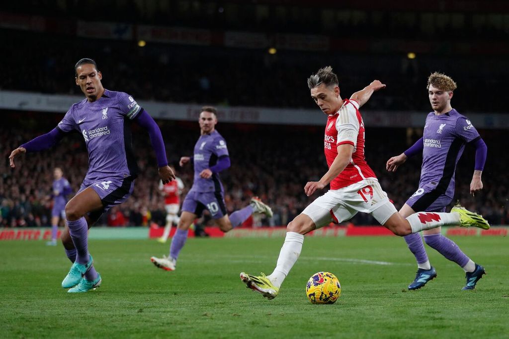 Pemain Arsenal, Leandro Trossard (tengah), menendang bola untuk mencetak gol ke gawang Liverpool pada laga Liga Inggris di Stadion Emirates, London, Senin (5/2/2024) dini hari WIB. Arsenal menang dengan skor 3-1.