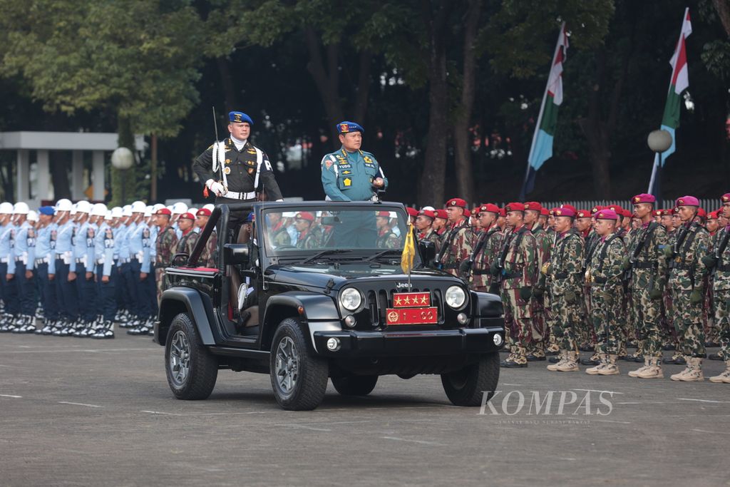 Panglima TNI Laksamana Yudho Margono menjinjau pasukan saat menjadi inspektur upacara pembukaan gelar operasi penegakan ketertiban (Gaktib) dan Yustisi Pom TNI di Mabes TNI, Cilangkap, Jakarta, Rabu (8/3/2023). 