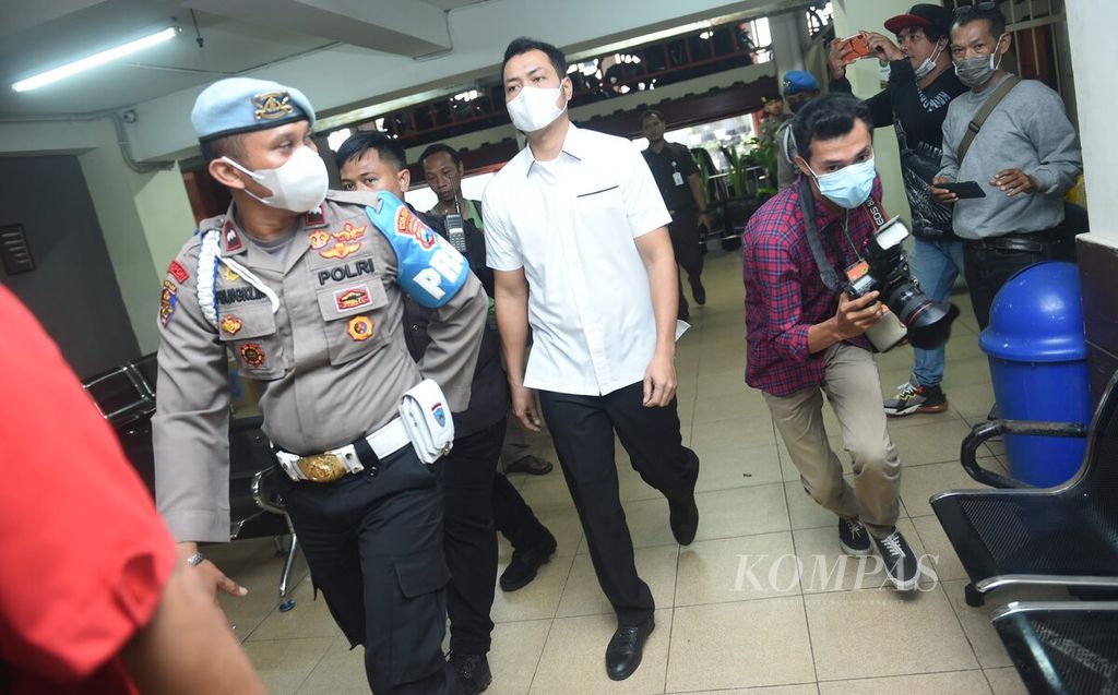 Eks Kasat Samapta Polres Malang AKP Bambang Sidik Achmadi menuju ruang sidang putusan dalam kasus Tragedi Kanjuruhan di Pengadilan Negeri (PN) Surabaya, Jawa Timur, Kamis (16/3/2023). 