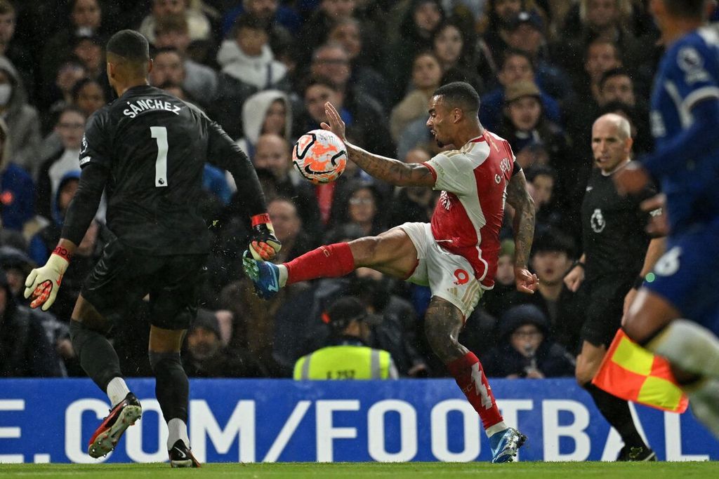 Penyerang Arsenal, Gabriel Jesus, menendang bola di depan kiper Chelsea, Robert Sanchez, dalam pertandingan Liga Inggris antara Chelsea dan Arsenal di Stadion Stamford Bridge, London, Inggris, Sabtu (21/10/2023). Arsenal akan menghadapi West Ham pada babak keempat Piala Liga Inggris di Stadion London, Kamis (2/11/2023) dini hari WIB.