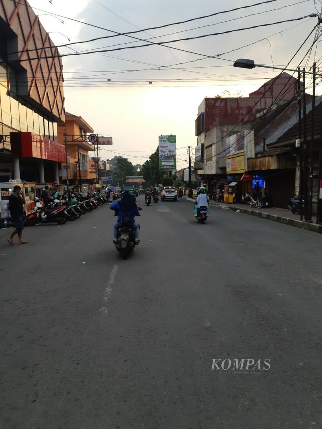 https://assetd.kompas.id/DtDPWgTdr3ujCHHlzT_Asonc-ks=/1024x1365/filters:watermark(https://cdn-content.kompas.id/umum/kompas_main_logo.png,-16p,-13p,0)/https%3A%2F%2Fkompas.id%2Fwp-content%2Fuploads%2F2021%2F07%2Fppkm-darurat-4_1625404123-e1625489659508.jpg