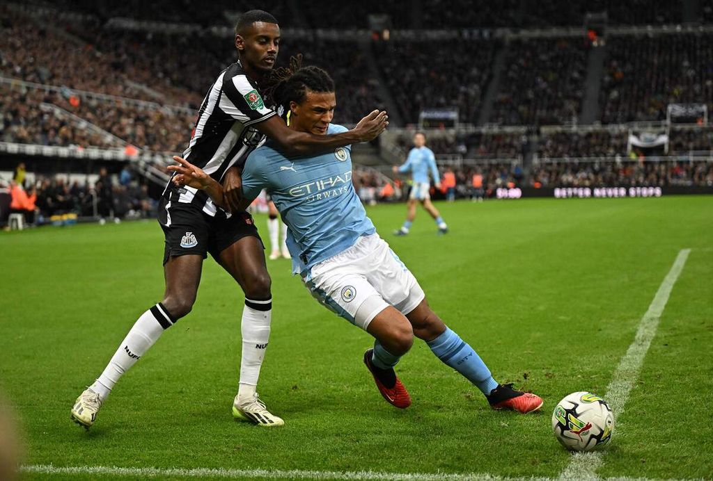 Newcastle United player Alexander Isak (left) battles for the ball with Manchester City player Nathan Ake in the English League Cup match at St James' Park Stadium, Newcastle, early Thursday morning (28/9/2023). Newcastle won 1-0 and Isak scored the winning goal for his team.