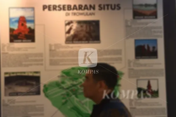 Pengunjung di Museum Majapahit yang baru diresmikan oleh Menteri Kebudayaan...