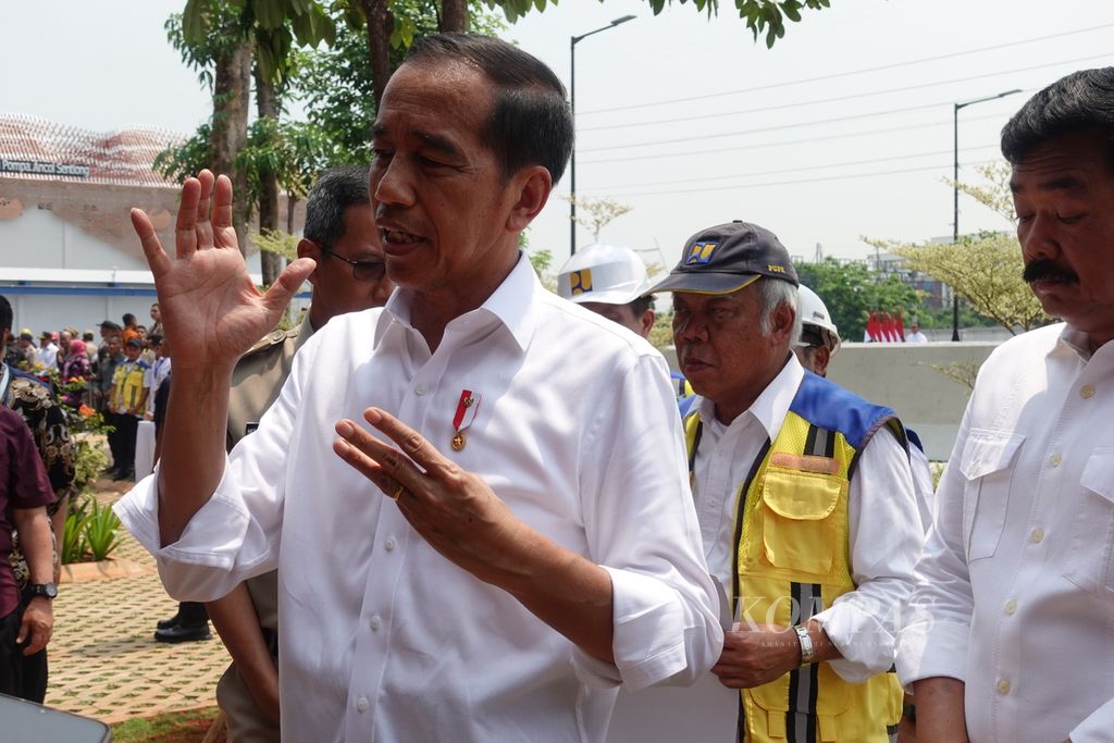 Presiden Joko Widodo saat ditanya awak media seusai meresmikan Stasiun Pompa Ancol Sentiong di Jakarta, Senin (11/12/2023).