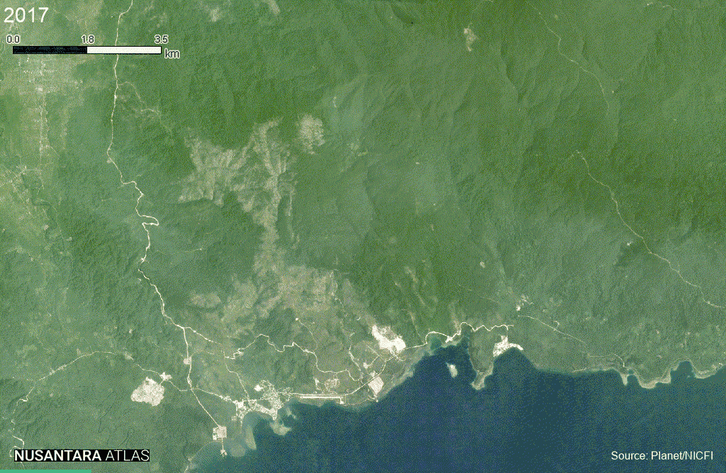 Deforestasi di Teluk Weda di Pulau Halmahera yang belum terjamah hingga tahun 2018 hingga 2023 akibat pertambangan nikel . Produksi nikel dimulai pada Oktober 2019, dan produk feronikel pertama dicetak pada April 2020. Kawasan industri yang baru dibangun mendukung pemrosesan mineral, peleburan, dan produksi baterai kendaraan listrik (EV). Sumber: Nusantara-atlas.org