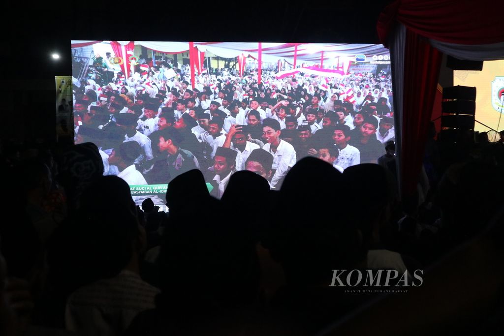 Suasana acara Doa Polri untuk Negeri, Pesantren Kawal NKRI dalam rangka Haul Almarhumin, Sesepuh, dan Warga Pondok Buntet Pesantren di Pondok Buntet Pesantren, Kabupaten Cirebon, Jawa Barat, Selasa (26/7/2022). Dalam kegiatan itu, Kepala Polri Jenderal (Pol) Listyo Sigit Prabowo menemui sejumlah kiai di wilayah Cirebon.