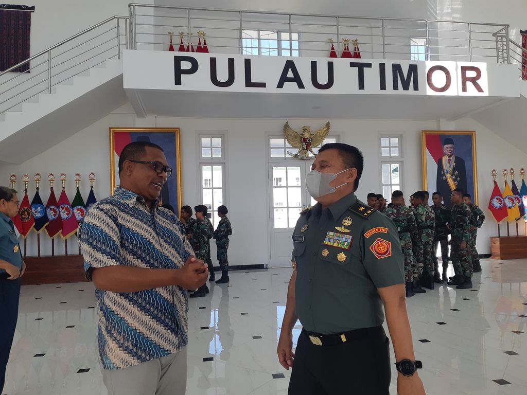 Brigadir Jenderal Agus Winarna, Dekan Politeknik Ben Mboi, Universitas Pertahanan RI, di Kabupaten Belu, Nusa Tenggara Timur, berbincang dengan Romo Yoris, tokoh agama setempat, Selasa (2/8/2022). Keberadaan lembaga pendidikan itu sangat didukung berbagai pihak termasuk lembaga agama.