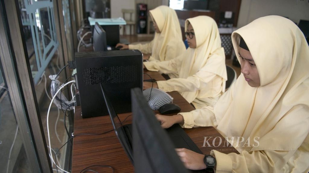 Pelajar menggunakan layanan internet gratis yang disediakan di Kantor Dinas Komunikasi dan Informatika DI Yogyakarta, Yogyakarta, Rabu (13/2/2019). Pemerintah terus menambah titik jaringan internet nirkabel gratis di sejumlah ruang publik untuk meningkatkan akses informasi bagi masyarakat serta menambah daya tarik wisata Kota Yogyakarta.