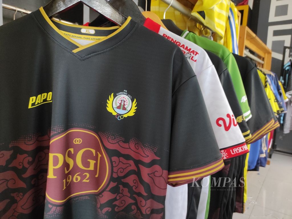  Sejumlah jersei klub Liga 3 Indonesia produksi Papo Apparel dipajang di toko Papo di Dusun Soropaten, Bantul, Daerah Istimewa Yogyakarta. Sejak 2019, Papo telah konsisten hadir memproduksi jersei tim di kompetisi sepak bola kasta terendah di Indonesia itu.
