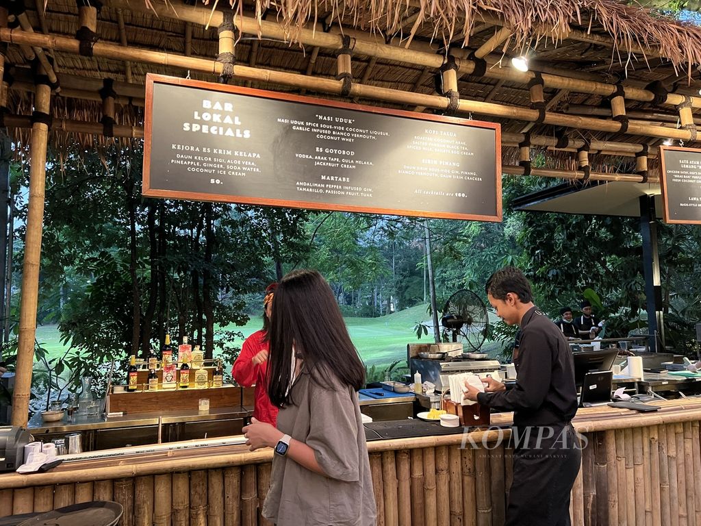 Para pengunjung Cork & Screw Country Club yang mencicipi sajian Sigi racikan Chef Nando.