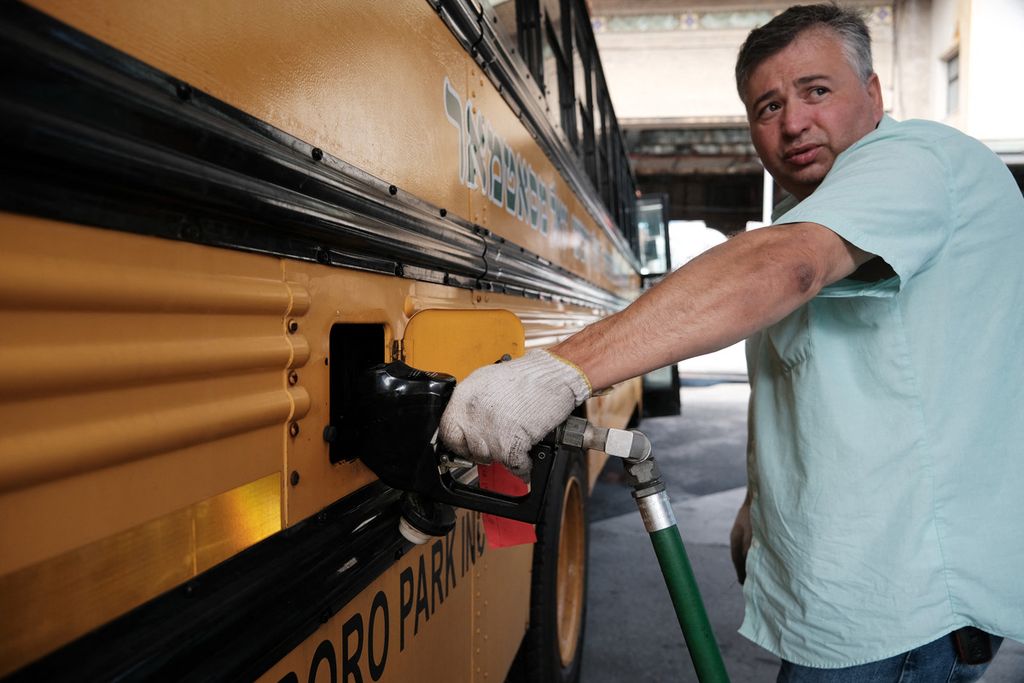 Pengemudi mengisi bahan bakar di stasiun pengisian di Brooklyn, New York City, Amerika Serikat, Kamis (11/8/2022). Harga energi diperkirakan terus tinggi di tengah perang Rusia-Ukraina yang masih berkecamuk.