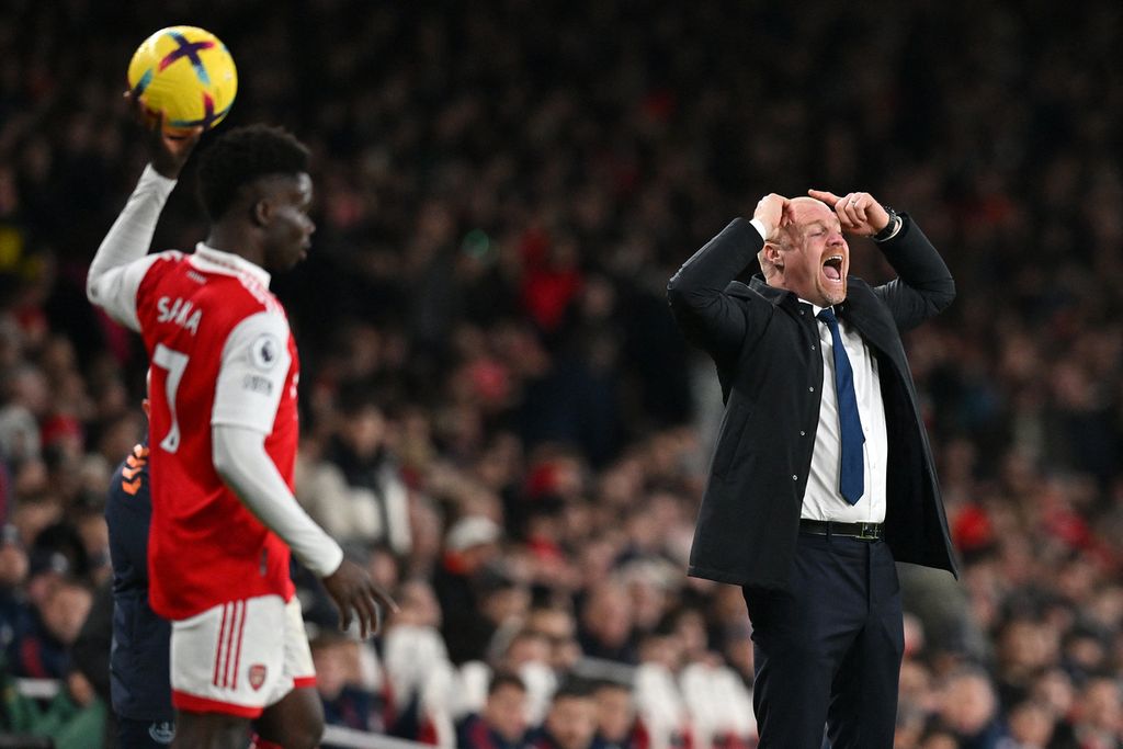 Manajer Everton Sean Dyche memberikan instruksi kepada pemainnya dalam pertandingan Liga Inggris antara Arsenal dan Everton di Stadion Emirates, London, Rabu (1/3/2023).  