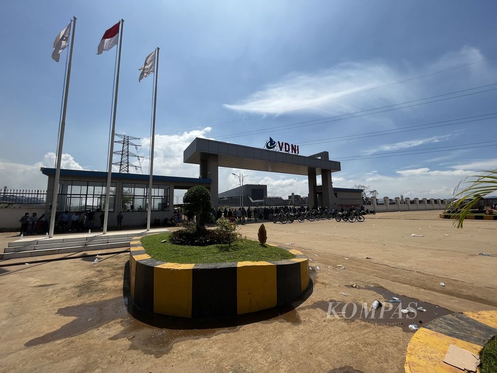 Ratusan petugas keamanan berjaga di depan pintu utama perusahaan pemurnian nikel PT Virtue Dragon Nickel Industry (VDNI), di Morosi, Konawe, Sulawesi Tenggara, Rabu (22/3/2023). Ribuan pekerja dari dua perusahaan di kawasan ini, yaitu PT Virtue Dragon Nickel Industry dan PT Obsidian Stainless Steel, melakukan aksi mogok kerja menuntut berbagai hal ke perusahaan yang dianggap tidak menaati aturan ketenagakerjaan.