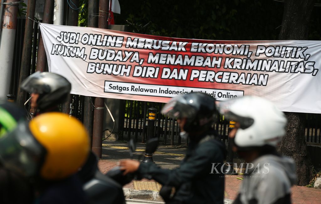 Spanduk bahaya judi daring (<i>online</i>) dipasang di Jalan Panglima Polim, Jakarta Selatan, Minggu (11/8/2024). Berdasarkan data Pusat Pelaporan dan Analisis Transaksi Keuangan (PPATK) pada 2023, sebanyak 3,79 juta warga Indonesia terseret dalam pusaran judi <i>online</i>. Total depositnya mencapai Rp 34 triliun. 