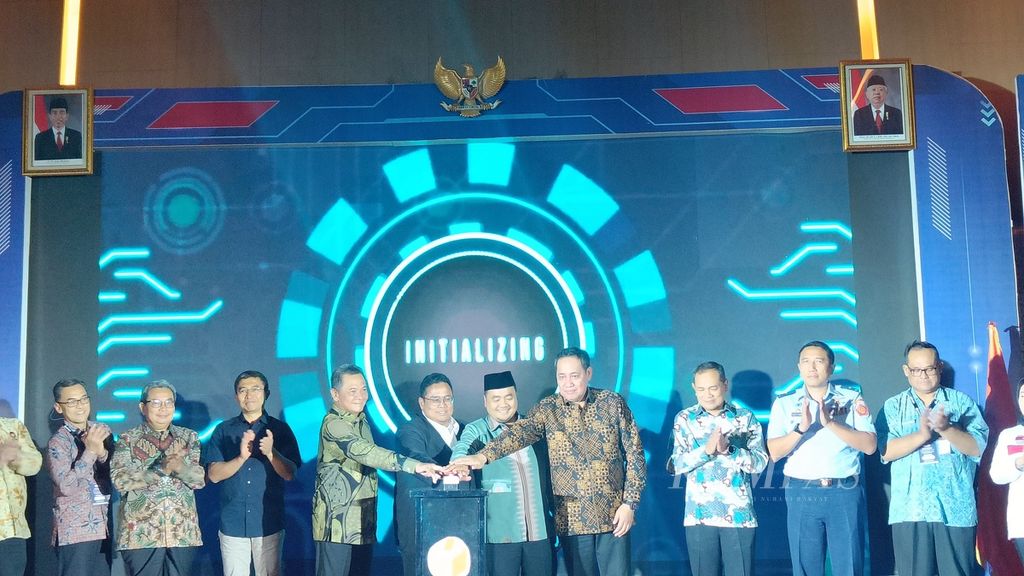 Ketua Dewan Kehormatan Penyelenggara Pemilu (DKPP) Heddy Lugito, Ketua Bawaslu Rahmat Bagja, anggota Komisi Pemilihan Umum (KPU) Afifuddin, dan anggota Bawaslu Herwyn JH Malonda (tengah, dari kiri ke kanan) saat peluncuran Pemetaan Kerawanan Pemilu Serentak 2024, di Jakarta, Kamis (31/8/2023).