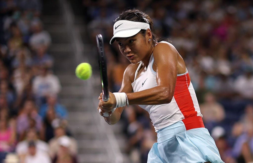 Petenis Inggris Emma Raducanu mengembalikan bola ke petenis Perancis Alize Cornet pada laga babak pertama turnamen AS Terbuka, Rabu (31/8/2022) pagi WIB di di Pusat Tenis Nasional Billie Jean King, Flushing Meadows, New York. Raducanu kalah dengan skor 3-6, 3-6. 