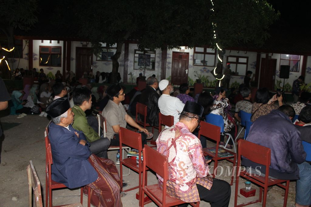 Suasana acara Gus Dur Memorial Lecture di Institut Studi Islam Fahmina, Kota Cirebon, Jawa Barat, Rabu (20/9/2023) malam. Acara yang diinisiasi Jaringan GUSDURian itu untuk menggali dan menyebarkan gagasan Gus Dur terkait dengan toleransi, Islam yang ramah, dan lainnya.