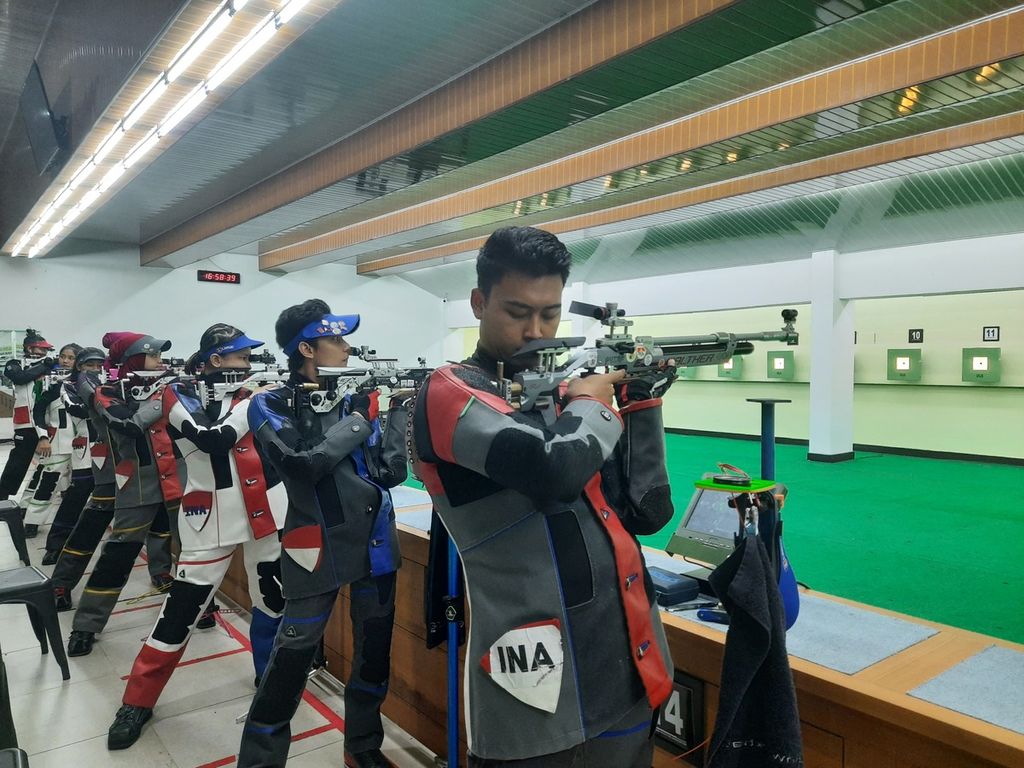 Tim senapan berlatih dalam pemusatan latihan nasional di Lapangan Tembak, Senayan, Jakarta, Rabu (23/11/2022). Dari sederet turnamen internasional pada 2023, Pengurus Besar Persatuan Berburu dan Menembak Seluruh Indonesia (PB Perbakin) memprioritaskan Asian Games untuk meraih setidaknya satu medali perak.