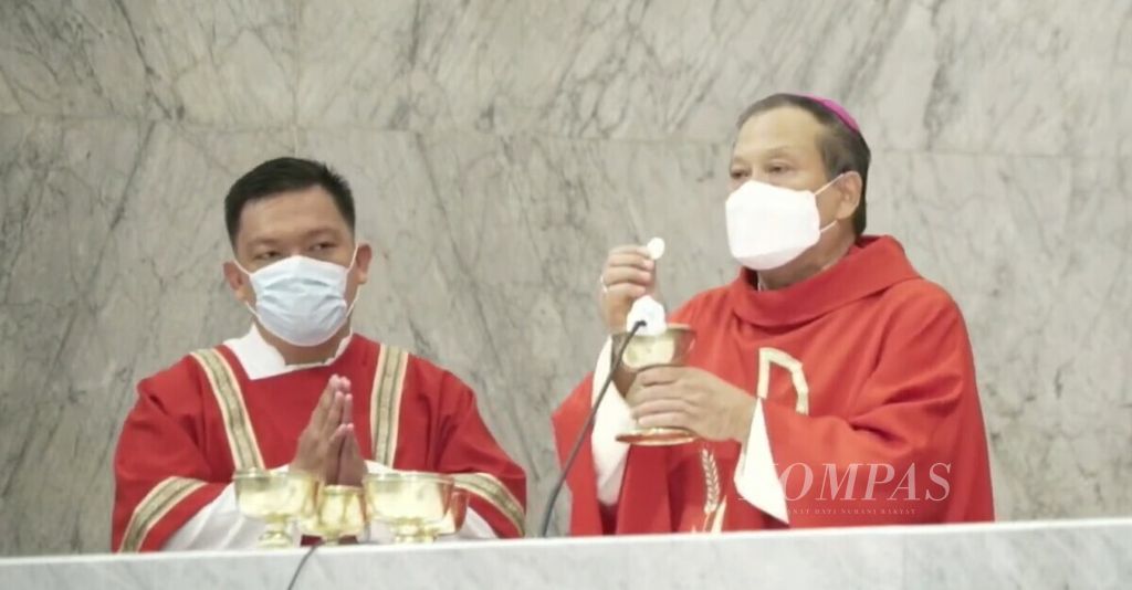 Tangkapan layar dari akun Youtube Komisi Sosial Keuskupan Surabaya memperlihatkan Uskup Surabaya Monsinyur (Mgr) Vincentius Sutikno Wisaksono saat memimpin Ibadat Jumat Agung di Gereja Hati Kudus Yesus (Katedral) Surabaya, Jumat (2/4/2021).