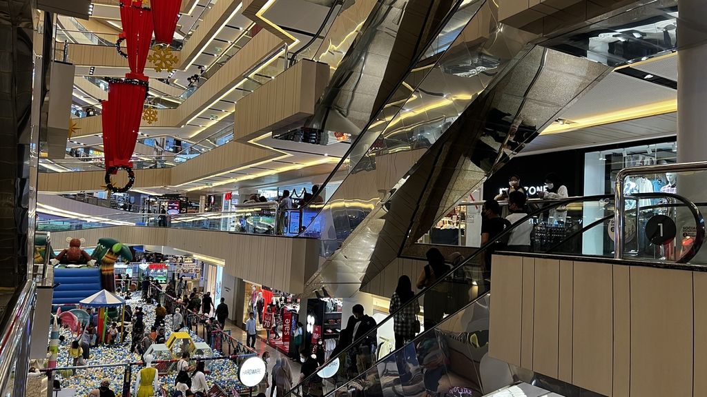 Suasana Plaza Blok M di Jakarta Selatan pada Minggu (1/1/2023).