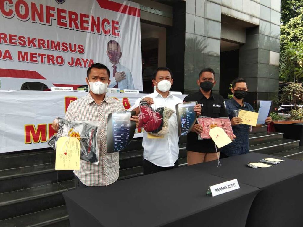 Direktorat Kriminal Khusus Polda Metro Jaya menunjukkan barang bukti seperti kostum <i>cosplay </i>dan gawai yang digunakan untuk memproduksi konten asusila oleh perempuan bernama Dea dalam konferensi pers di Polda Metro Jaya, Jakarta, Selasa (29/3/2022). 