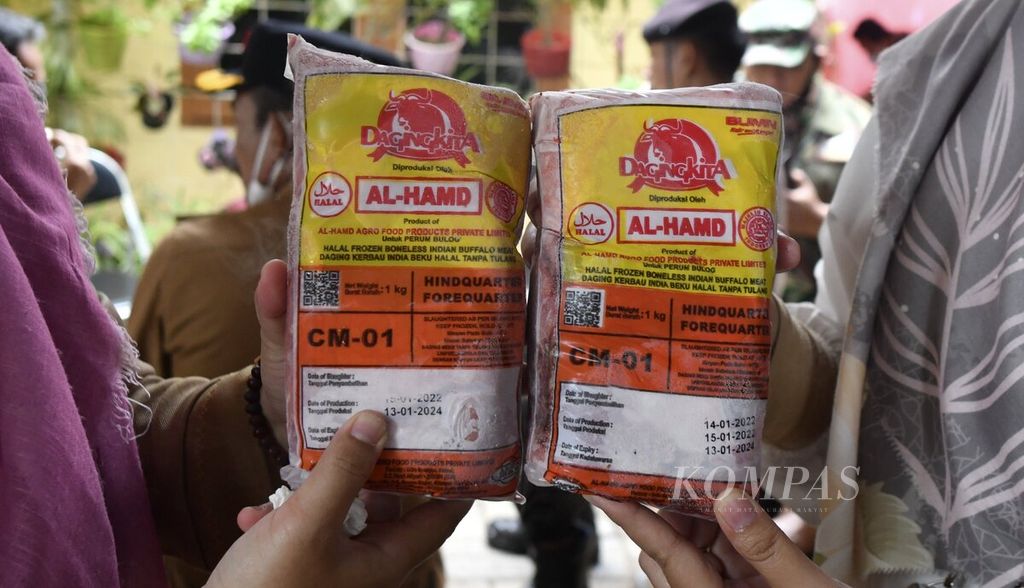 Daging kerbau impor dari India dijual dalam operasi pasar di Kantor Kelurahan Cipondoh Indah, Kota Tangerang, Banten, Senin (7/3/2022). Harga daging sapi yang melonjak tinggi saat itu membuat pemerintah menerbitkan izin impor 100.000 ton daging kerbau beku untuk memenuhi kebutuhan masyarakat. 