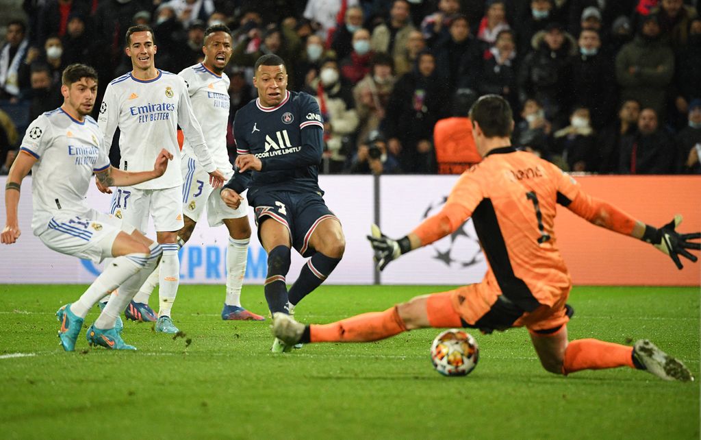 Penyerang Paris Saint-Germain (PSG) Kylian Mbappe (tengah) menaklukkan kiper Real Madrid Thibaut Courtois (kanan) pada laga pertama babak 16 besar Liga Champions Eropa di Stadion Parc des Princes, Paris, Perancis, Rabu (16/2/2022) dini hari WIB. PSG unggul agregat 1-0 atas Real Madrid jelang laga kedua di Stadion Santiago Bernabeu, Madrid, Kamis (10/3/2022) pukul 03.00 WIB.