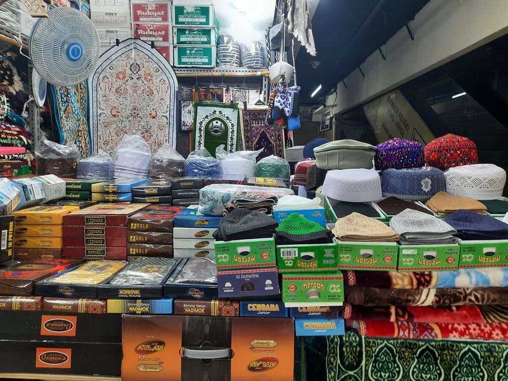 Ikhwan (32), pedagang yang menjual berbagai peralatan shalat di Blok C Pasar Tanah Abang, Jakarta, Minggu (19/3/2023). Barang yang ditawarkan di antaranya berupa peci, serban, dan sajadah baik impor maupun lokal.