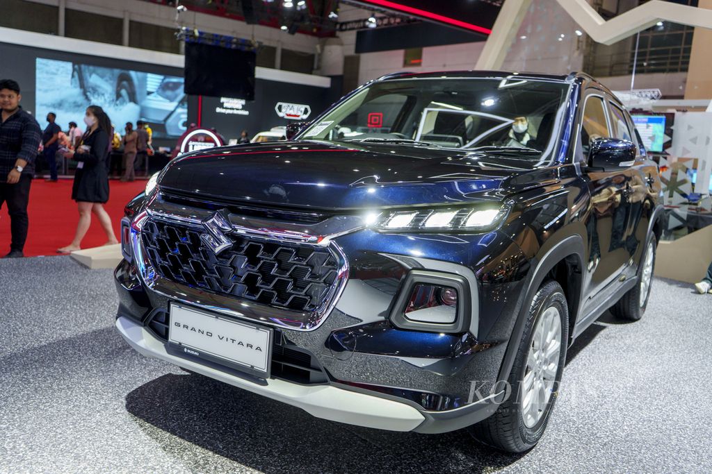 Tampilan depan Suzuki Grand Vitara berteknologi mild hybrid yang diperkenalkan pada pameran Indonesia International Motor Show 2023 di JIExpo Kemayoran, Jakarta, Kamis (16/02/2023). 