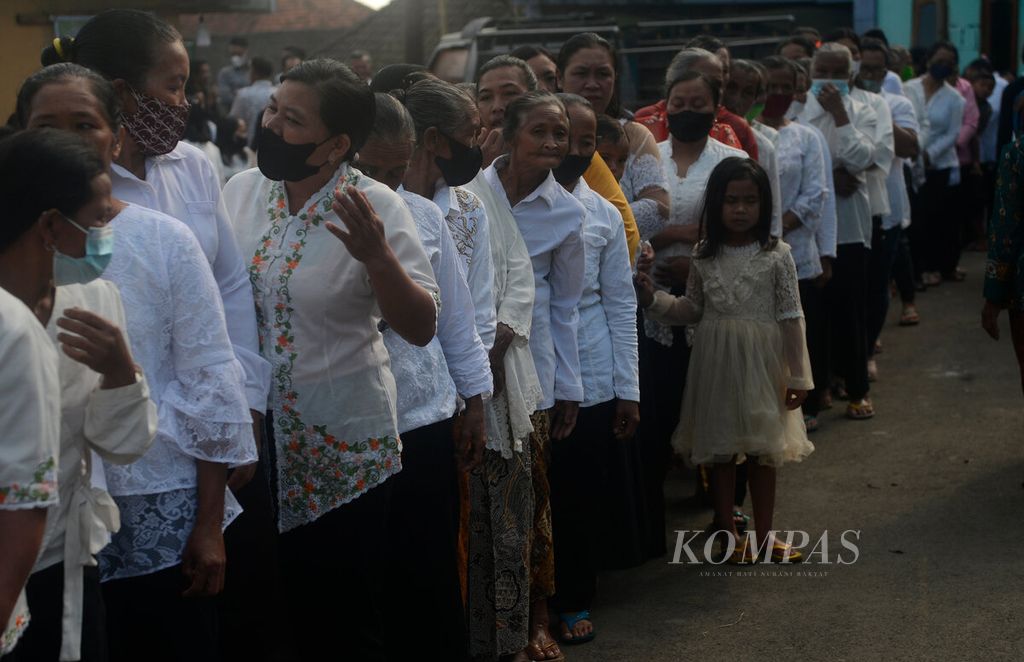 Warga non-Muslim antre untuk bersilaturahmi kepada tetangga mereka saat perayaan Idul Fitri di Dusun Tekelan, Desa Batur, Kecamatan Getasan, Kabupaten Semarang, Jawa Tengah, Senin (2/5/2022). Mereka merupakan penganut agama Buddha, Kristen, dan Katolik. 