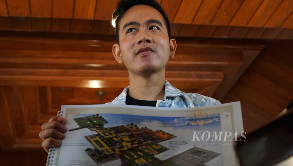 Ilustrasi : Wali Kota Surakarta Gibran Rakabuming Raka (kanan) menunjukkan kajian atas revitalisasi Keraton Surakarta setelah bertemu dengan putra mahkota Keraton Surakarta KGPAA Sudibyo Rojo Putro Narendra Ing Mataram, di Balai Kota Surakarta, Jawa Tengah, Rabu (8/2/2023).