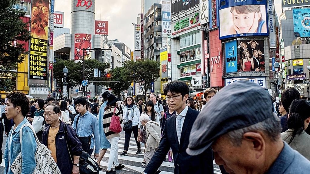 Warga Tokyo, Jepang, melintasi kawasan Shibuya, 13 Oktober 2015. Jepang termasuk negara dengan struktur penduduk menua dan populasi menyusut.