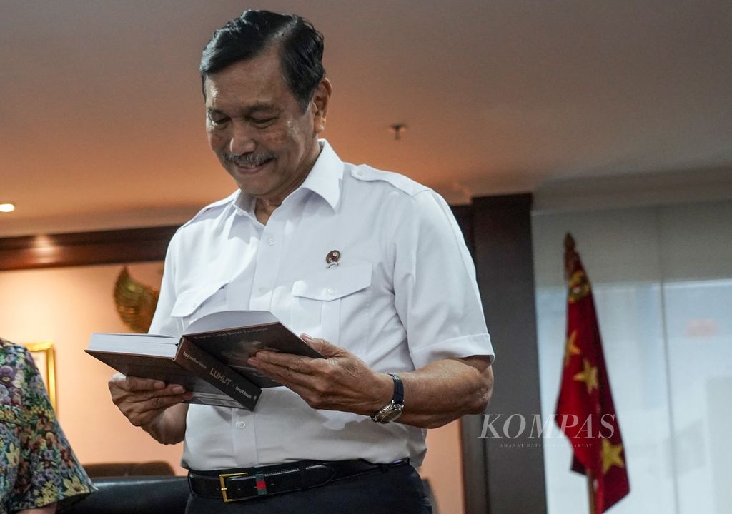 Menteri Koordinator Bidang Kemaritiman dan Investasi Luhut Binsar Pandjaitan membaca buku biografi Luhut Binsar Pandjaitan : LUHUT di kantor Kementerian Koordinator Bidang Kemaritiman dan Investasi, Jakarta (28/9/2022). Peluncuran buku LUHUT ini bertepatan dengan hari ulang tahun Luhut Binsar Pandjaitan ke-75. 