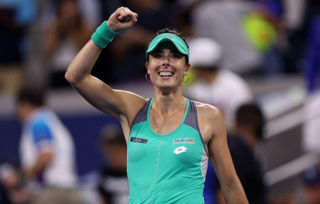 Petenis Perancis Alize Cornet merayakan kemenangan atas petenis Inggris Emma Raducanu pada laga babak pertama turnamen AS Terbuka, Rabu (31/8/2022) pagi WIB di di Pusat Tenis Nasional Billie Jean King, Flushing Meadows, New York. Cornet menang dengan skor 6-3, 6-3. 