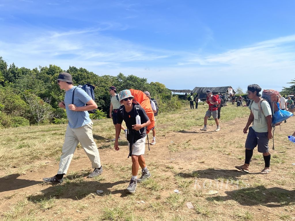 Rombongan wisatawan mancanegara memulai pendakian dari jalur Sembalun, Lombok Timur, Nusa Tenggara Barat, Minggu (4/9/2022). Seiring terkendalinya pandemi Covid-19 dan pemberlakuan kuota normal pendaki, aktivitas pariwisata di kawasan Sembalun yang merupakan salah satu pintu pendakian Rinjani ini berangsur pulih. Sebelumnya, merebaknya pandemi Covid-19 memukul semua usaha terkait pendakian gunung berapi setinggi 3.726 meter di atas permukaan laut itu.