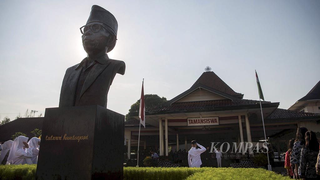 https://assetd.kompas.id/EO7eMcXIKDb6fJXjCwJ2WKCAq3o=/1024x576/filters:watermark(https://cdn-content.kompas.id/umum/kompas_main_logo.png,-16p,-13p,0)/https%3A%2F%2Fkompas.id%2Fwp-content%2Fuploads%2F2018%2F05%2F20180502_ENGLISH-HARDIKNAS_1_web.jpg