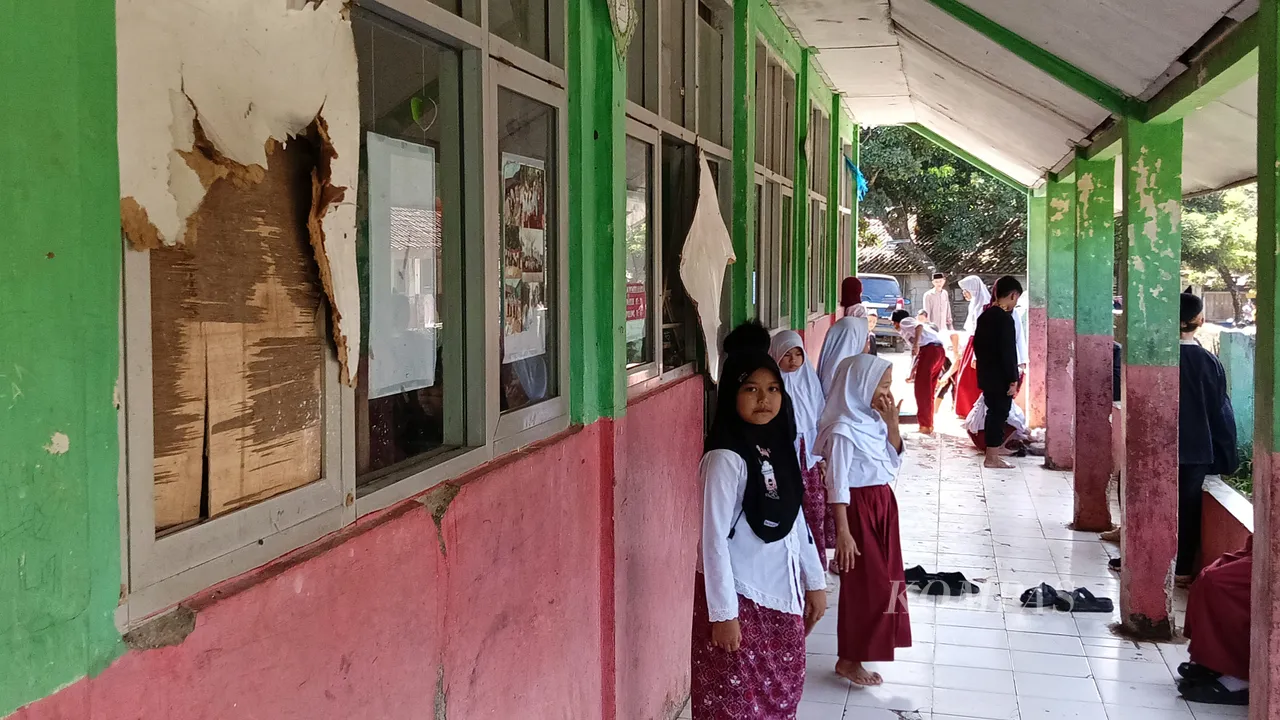 Para pelajar SDN Leuwibatu 02 sedang bergotong royong membersihkan ruang kelas, Rabu (18/12/2024). Kegiatan bersih-bersih ini sebelum mereka libur sekolah.
