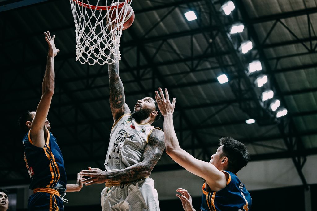 Jamarr Andre Johnson (tengah), pemain naturalisasi Dewa United Surabaya, menjadi pahlawan kemenangan timnya atas Satria Muda Pertamina Jakarta 60-55 di Hall Basket Senayan, Rabu (9/3/2022). Jamarr mendominasi lewat catatan 19 poin, 13 <i>rebound</i>, 4 asis, 5 <i>steal</i>, dan 6 blok.
