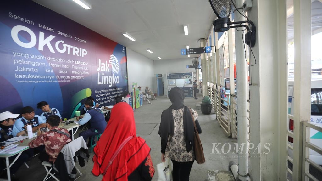 Halte Jak Lingko yang terhubung dengan Stasiun Tanah Abang, Jakarta Pusat, Rabu (16/10/2019). Program Jak Lingko mengintegrasikan antara bus Transjakarta dengan angkutan kota Mikro Trans dan bus kecil. Jak Lingko Tanah Abang melayani delapan rute dan terintegrasi dengan enam rute bus Transjakarta.