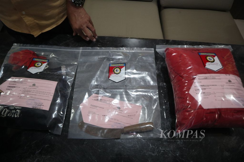 Polisi memaparkan barang bukti kasus kekerasan seksual dalam konferensi pers di Satuan Reserse Kriminal Polres Kota Cirebon di Kabupaten Cirebon, Jawa Barat, Kamis (14/4/2022). R, warga Cirebon, diduga melakukan kekerasan seksual terhadap adik iparnya yang masih berusia 10 tahun pada 2018.