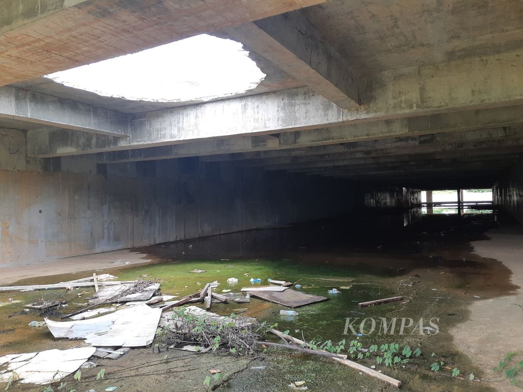 Bagian bawah proyek mangkrak Masjid Raya Sriwijaya di Kawasan Jakabaring Palembang, Sumatera Selatan, Rabu (29/9/2021). Kondisinya sangat memprihatinkan.Proyek ini dibangun dengan menggunakan dana hibah Pemprov Sumsel sekitar Rp 130 miliar.