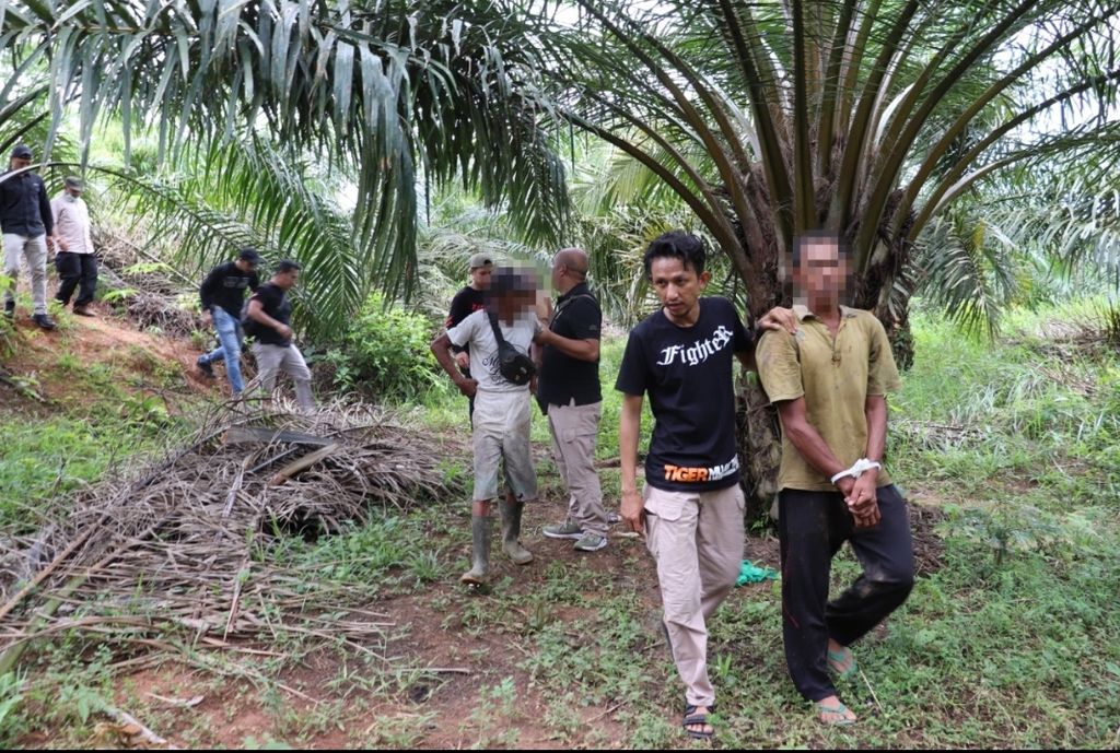 Petugas dari Kementerian Lingkungan Hidup dan Kehutanan serta Polda Sumsel melakukan operasi penangkapan auktor intelektualis perambahan hutan di kawasan Taman Wisata Alam Seblat, Rabu (12/10/2022). Perambahan ini mengancam habitat satwa dilindungi di kawasan tersebut.