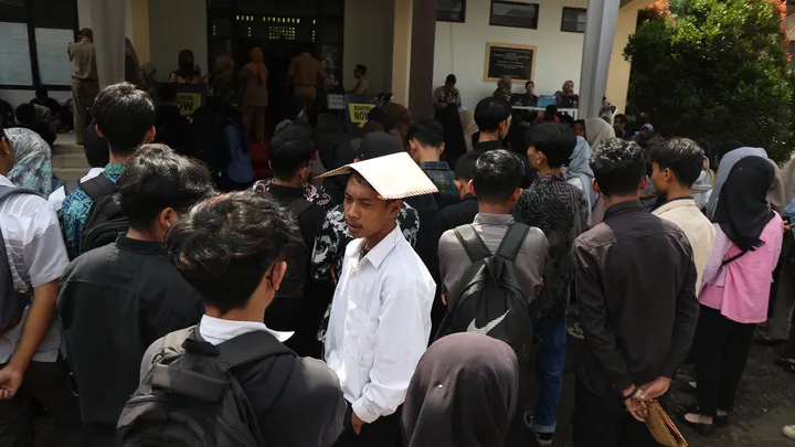 Banyak PHK di Jateng, Apa Solusi Gubernur Ahmad Luthfi?