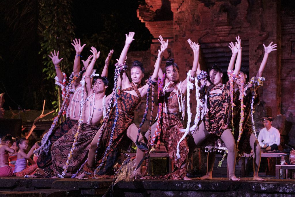 Para seniman sedang berlatih untuk pertunjukan seni bertajuk Taksu Ubud”. Pertunjukan itu hasil kerja sama Titimangsa Foundation dengan Direktorat Jenderal Kementerian Pendidikan, Kebudayaan, Riset, dan Teknologi. Pertunjukan ini disiarkan secara daring di di kanal Youtube Budaya Saya mulai Selasa (6/7/2021) hingga 12 Juli 2021. Pertunjukan yang diproduseri Happy Salma ini melibatkan sejumlah aktor dan seniman, seperti Reza Rahadian, Christine Hakim, Cok Sri, dan Agung Oka Dalem.