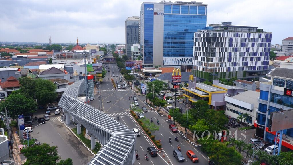Suasana Jalan Pandanaran Semarang dilihat dari Gedung Parkir Pandanaran, Kota Semarang, Jawa Tengah, Rabu (8/1/2020). Sepeda motor masih menjadi pilihan utama masyarakat dalam bermobilitas di dalam kota meski ongkosnya lebih mahal ketimbang angkutan umum massal. Layanan angkutan umum massal yang belum luas dan jadwalnya belum dapat diandalkan menjadi penyebabnya.